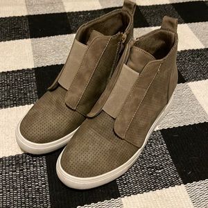 Boutique Taupe Wedges  8.5